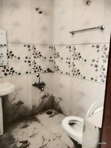 Attached Bathroom in 2 BHK Builder Floor at Old DLF Colony, Sector 14 – for Rent