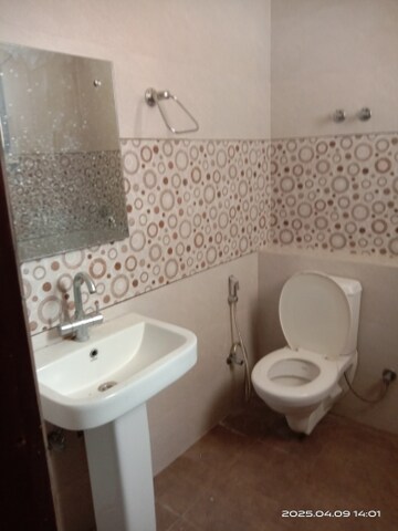 Bathroom in 2 BHK Builder Floor at Old DLF Colony, Sector 14 – for Rent