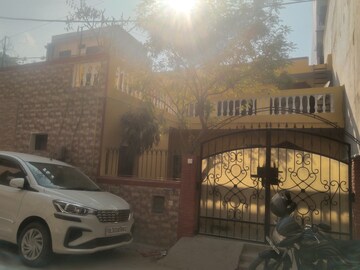 Living Room in 4 BHK Independent House at Chattarpur – for Rent