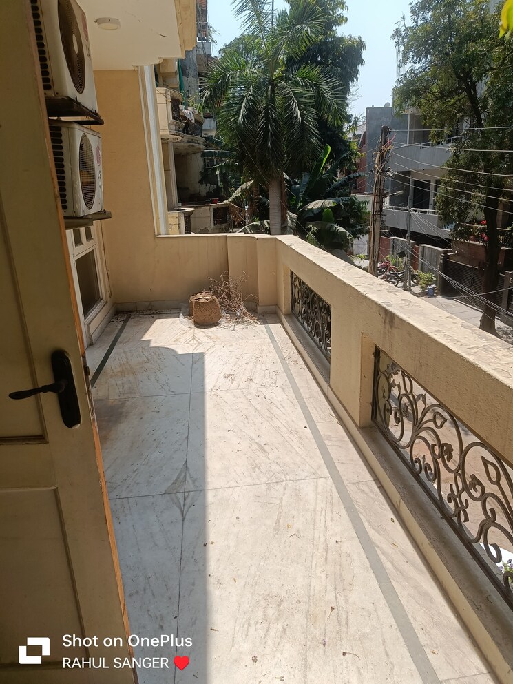 Balcony, panchsheel vihar 3 Bedroom 100 Sq.Yd. Builder Floor In Panchsheel Vihar Delhi 8460251