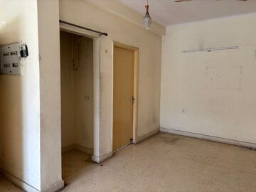 Master Bedroom in 3 BHK Builder Floor at Unitech South City 1, South City 1 – for Rent