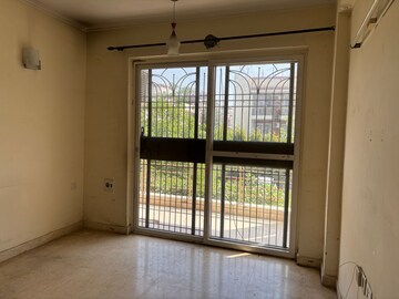 Master Bedroom in 3 BHK Builder Floor at Unitech South City 1, South City 1 – for Rent