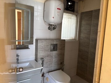 Bathroom in 3 BHK Builder Floor at Unitech South City 1, South City 1 – for Rent