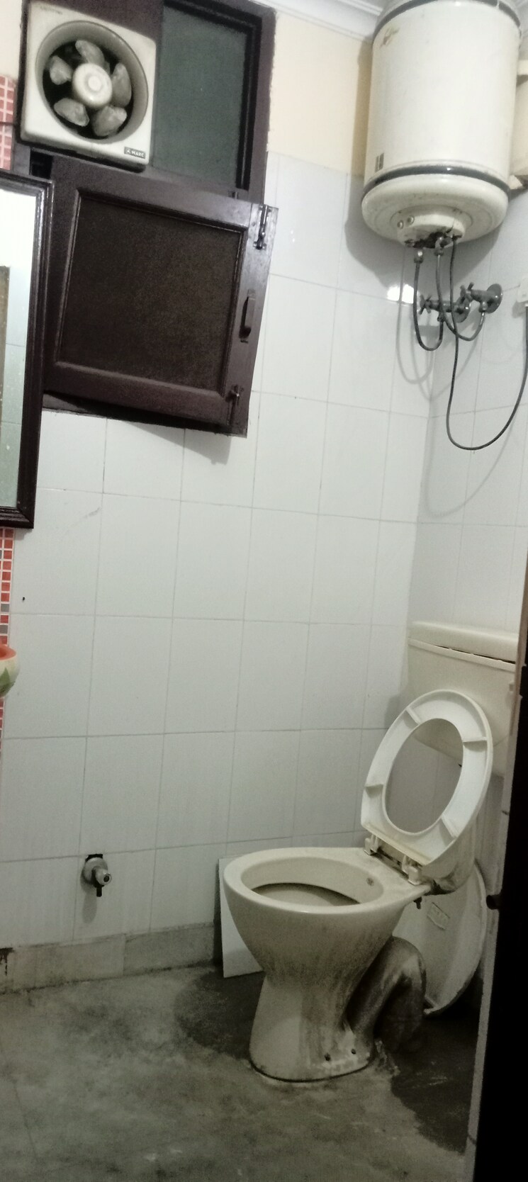 Bathroom, panchsheel vihar 2 Bedroom 950 Sq.Ft. Builder Floor In Panchsheel Vihar Delhi 8460483