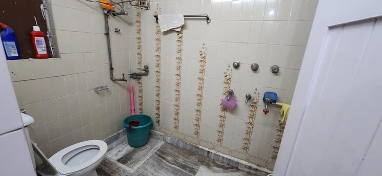 Bathroom, new gupta colony 2 Bedroom 80 Sq.Yd. Builder Floor In New Gupta Colony Delhi 8460532
