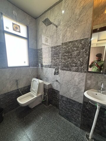 Bathroom in 1 BHK Builder Floor at Sushant Vyapaar Kendra, Sector 43 – for Rent