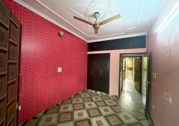 Bedroom in 2.5 BHK Builder Floor at Shashi Garden – for Rent