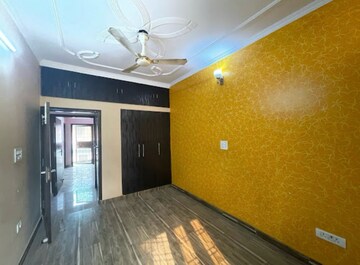 Master Bedroom in 2.5 BHK Builder Floor at Shashi Garden – for Rent