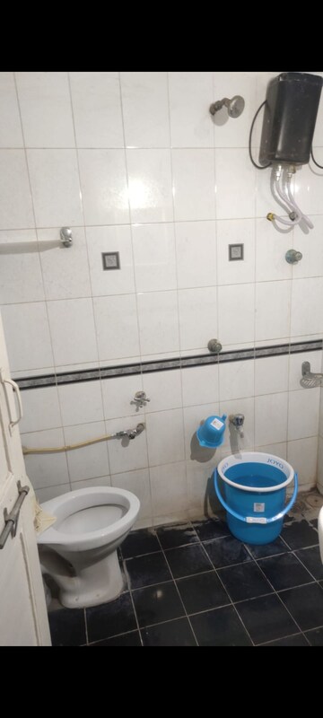 Bathroom in 4 BHK Villa at Maruti Neelkanth Bungalows, Satellite – for Rent