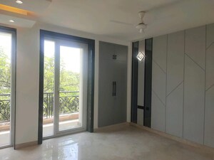 Master Bedroom in 3.5 BHK Builder Floor at BPTP Amstoria Country Floor, Sector 102 – for Sale