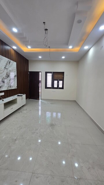 Room in 2.5 BHK Apartment at Paschim Vihar – for Rent