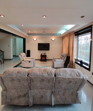 Bedroom in 4 BHK Apartment at Andheri West – for Sale