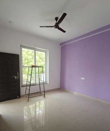 Master Bedroom in 2 BHK Apartment at Hazratganj – for Rent