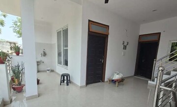 Master Bedroom in 2 BHK Apartment at Hazratganj – for Rent