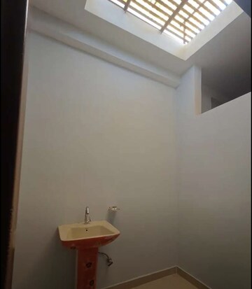 Master Bedroom in 2 BHK Apartment at Hazratganj – for Rent