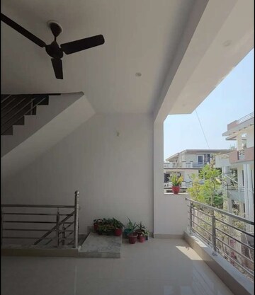 Master Bedroom in 2 BHK Apartment at Hazratganj – for Rent