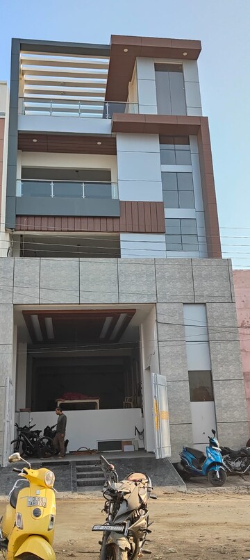 Floor Plan in  Showroom at Gomti Nagar – for Rent