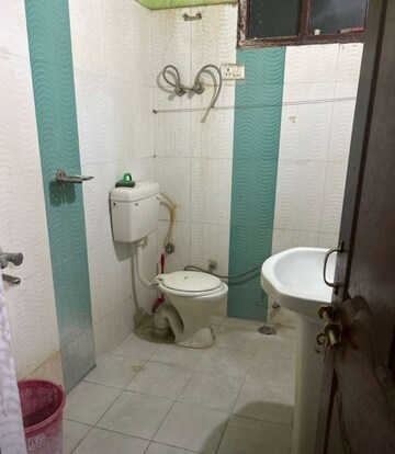 Master Bedroom in 1 BHK Builder Floor at Husainganj – for Rent