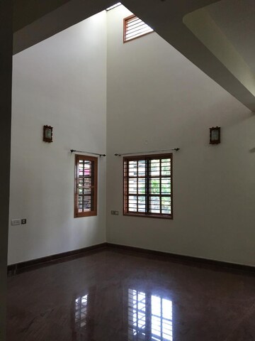 Room in 5 BHK Independent House at Hennur Road – for Sale