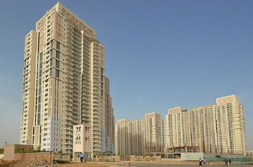 Living Room in 4 BHK Apartment at DLF Park Place, Sector 54 – for Rent