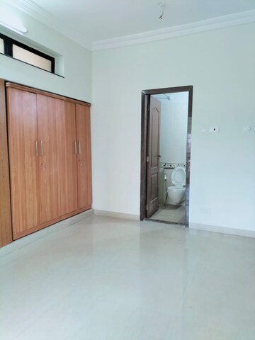 Room in 3 BHK Apartment at K Raheja Heights, Malad East – for Rent