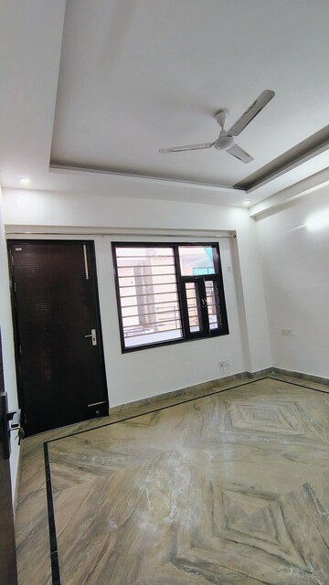 Master Bedroom in 3 BHK Builder Floor at RWA Residential Society Sector 46, Sector 46 – for Rent
