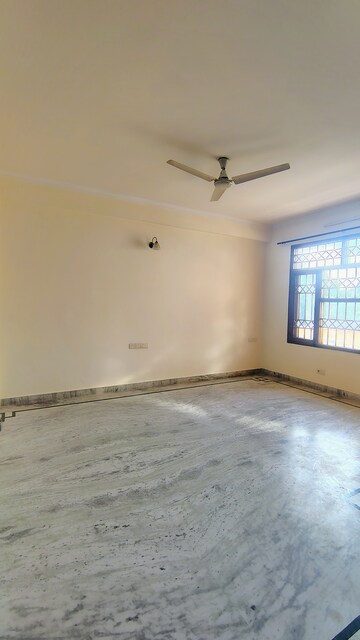 Master Bedroom in 3.5 BHK Builder Floor at Unitech South City 1, South City 1 – for Rent