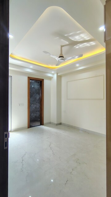 Master Bedroom in 3 BHK Builder Floor at Hong Kong Bazaar, Sector 57 – for Rent