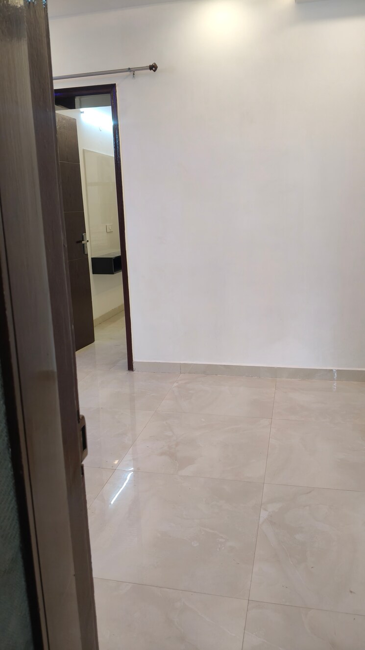 Room, ambala highway 3 Bedroom 122 Sq.Yd. Apartment In Ambala Highway Zirakpur 8463008