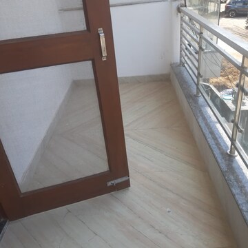 Balcony in 2 BHK Builder Floor at Sector 43 – for Rent