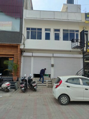 Showroom For Sale in Guru Nanak Enclave, Dhakoli