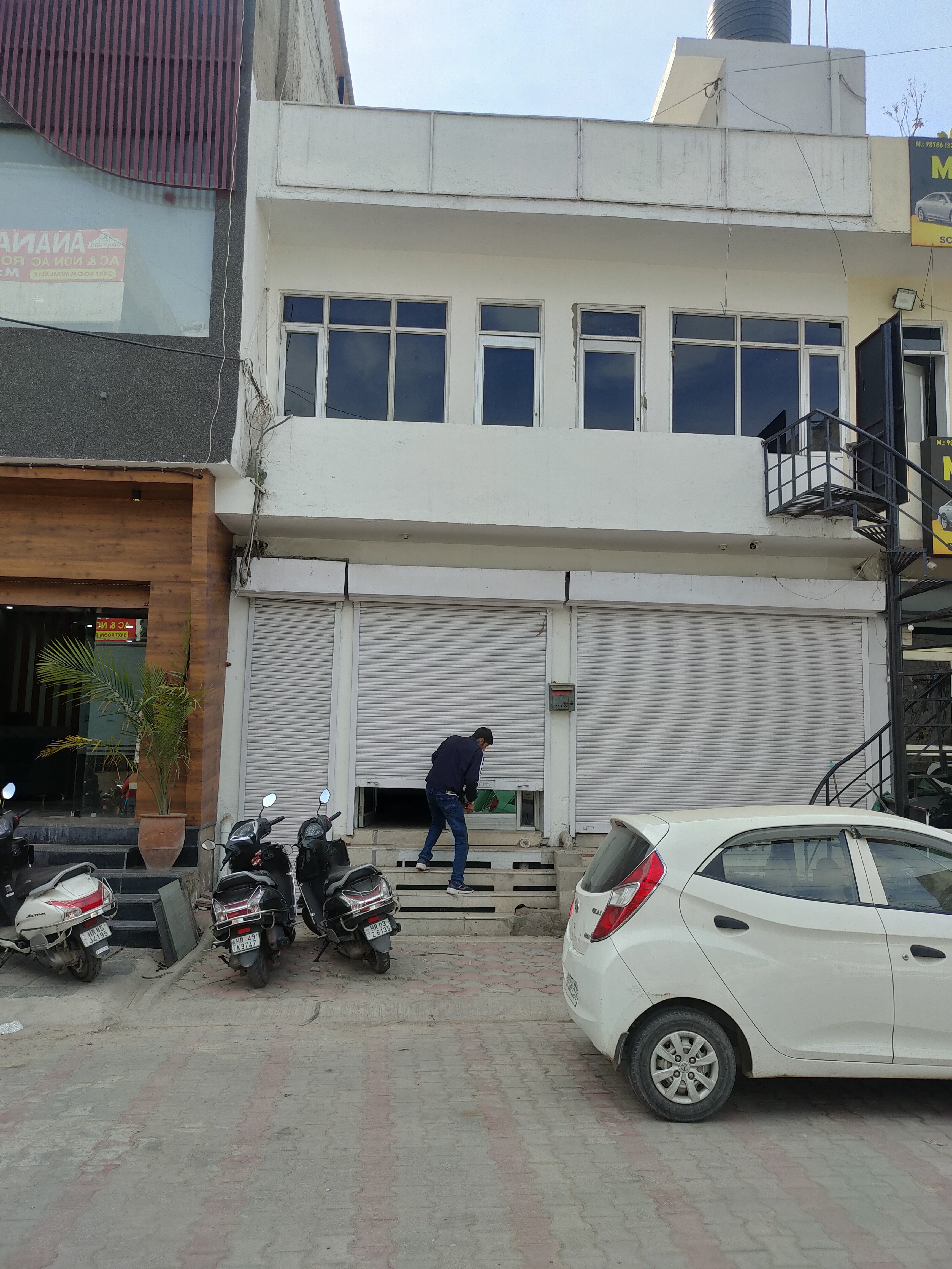 Showroom For Sale in Guru Nanak Enclave