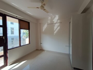Room in 3 BHK Apartment at Jal Vihar Colony, Sector 46 – for Rent