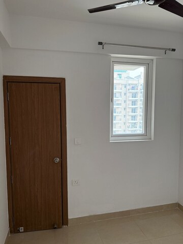 Room in 2 BHK Apartment at Tech Zone 4 Greater Noida – for Rent