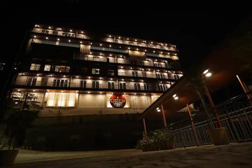 1.5 BHK Apartment – Exterior View View at Mall Road - for Sale