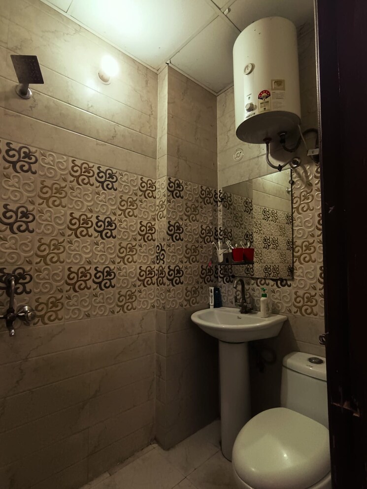 Bathroom, shakti khand 2 Bedroom 800 Sq.Ft. Builder Floor In Shakti Khand Ghaziabad 8464156