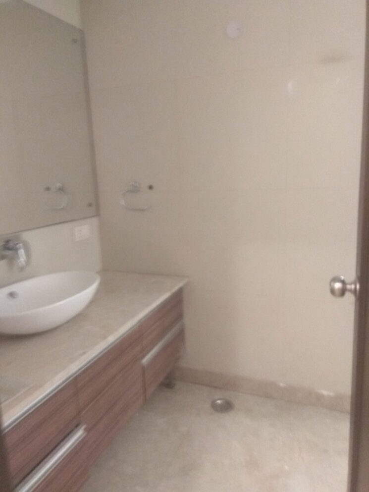 Bathroom, new friends colony 6 Bedroom 500 Sq.Yd. Independent House In New Friends Colony Delhi 8464451