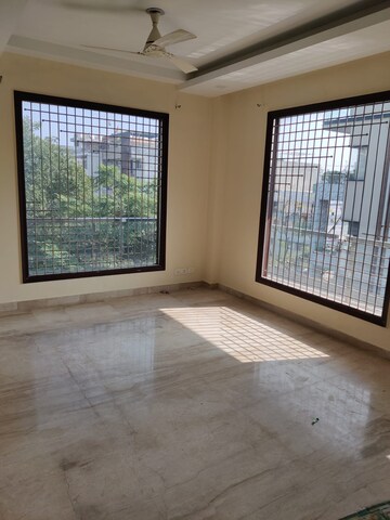 Room in 3 BHK Builder Floor at Unitech Nirvana Country Cedar Crest, Sector 50 – for Rent