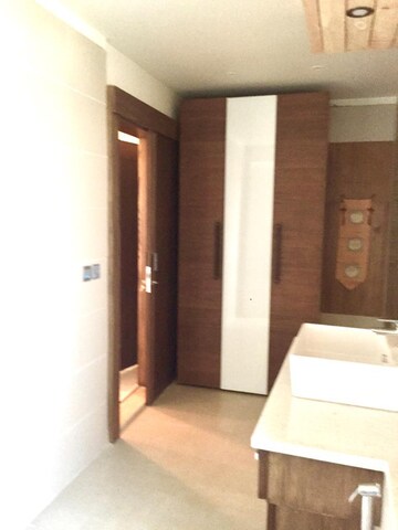 Room in 4 BHK Apartment at Parsvnath Exotica, Sector 53 – for Rent