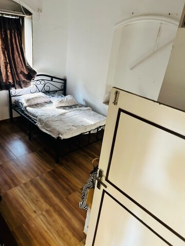 Room in 2 BHK Apartment at Grant Road – for Rent