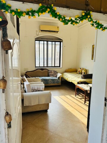 Room in 2 BHK Apartment at Grant Road – for Rent