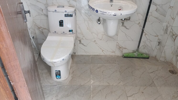Bathroom, vaishali sector 5 2 Bedroom 1000 Sq.Ft. Builder Floor In Vaishali Sector 5 Ghaziabad 8465452