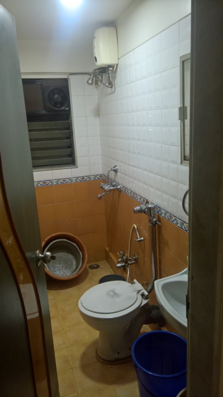 Bathroom, grace-classic 3 Bedroom 1000 Sq.Ft. Apartment In Khar West Mumbai 8465555