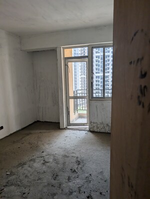 Master Bedroom in 3.5 BHK Apartment at Jaypee Greens Kosmos, Sector 134 – for Sale