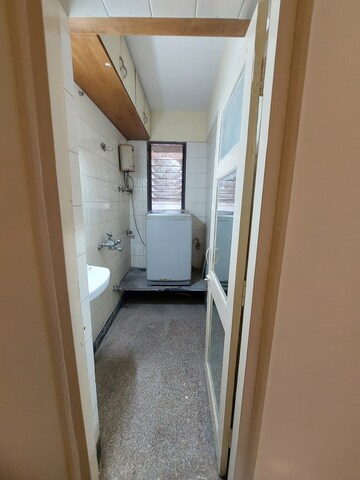 Furnished Amenities in 2 BHK Apartment at Andheri East – for Rent