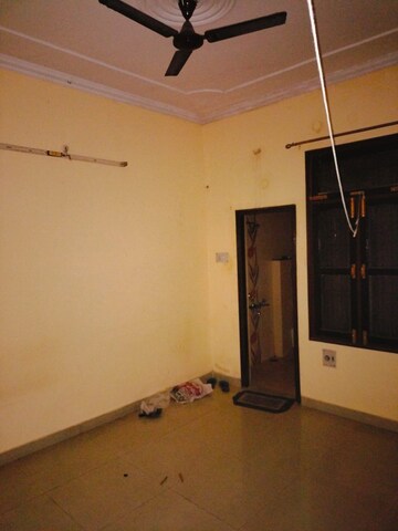 Master Bedroom in 2 BHK Builder Floor at Gomti Nagar – for Rent