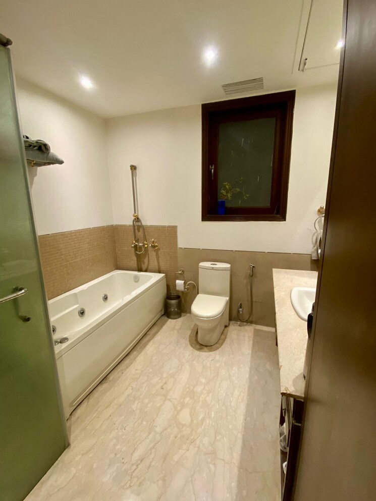 Bathroom, safdarjung enclave 4 Bedroom 300 Sq.Yd. Builder Floor In Safdarjung Enclave Delhi 8466363