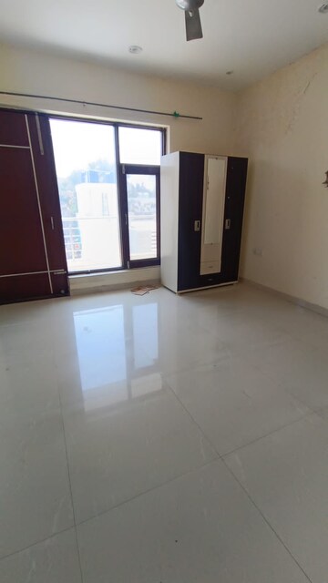 Master Bedroom in 1 BHK Builder Floor at Ansal Plaza Sector-23, Sector 23 – for Rent