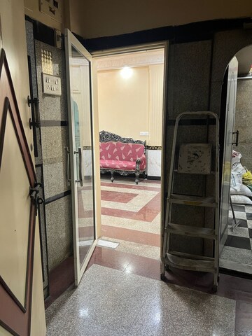 Furnished Amenities in 2 BHK Apartment at Bandra West – for Rent