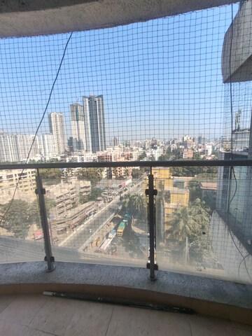 Room in 3.5 BHK Apartment at Lotus Lotus Link Square, Malad West – for Rent